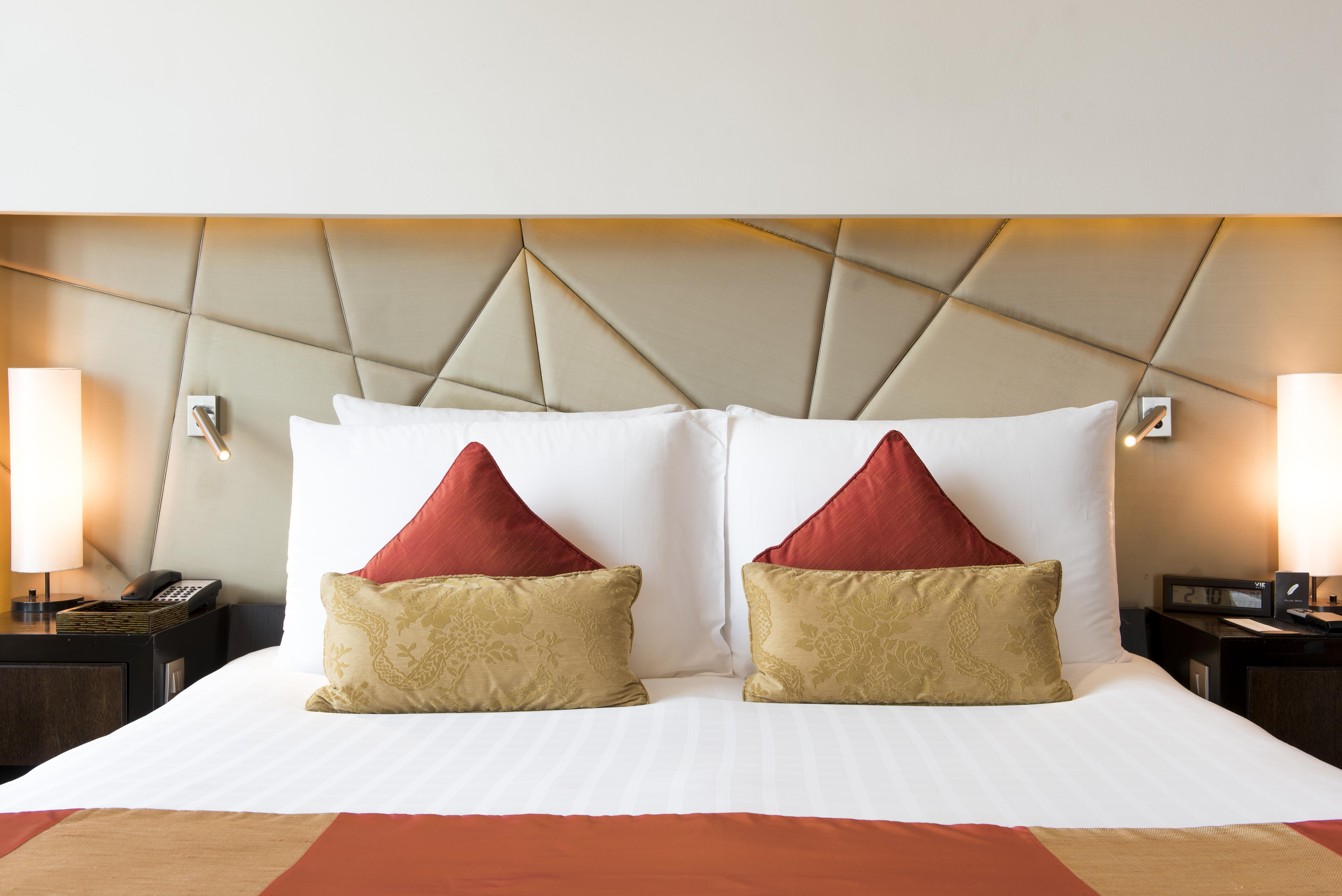 Vie Hotel Bangkok, Mgallery Banguecoque Exterior foto A bed with cushions