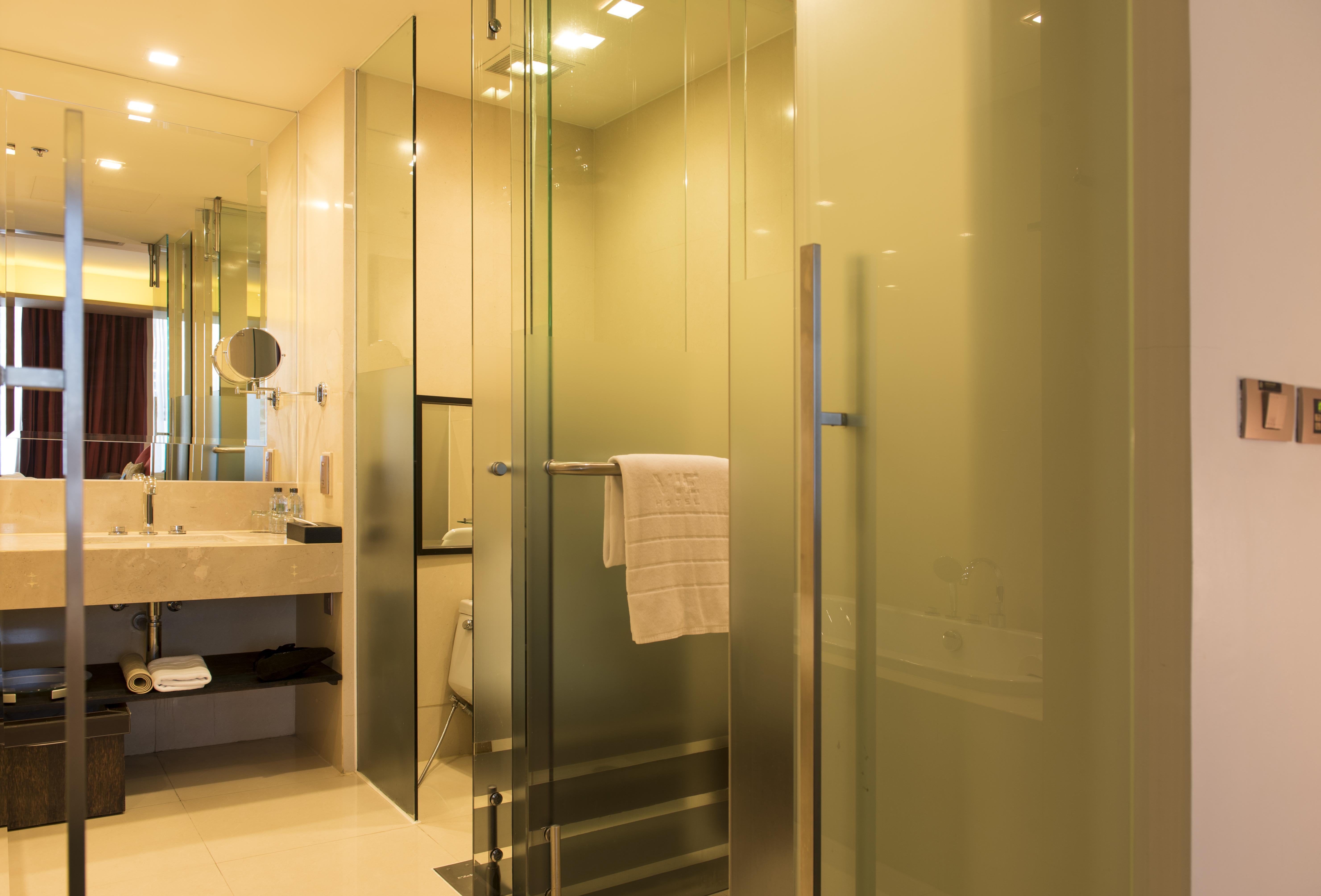 Vie Hotel Bangkok, Mgallery Banguecoque Exterior foto A glass shower enclosure