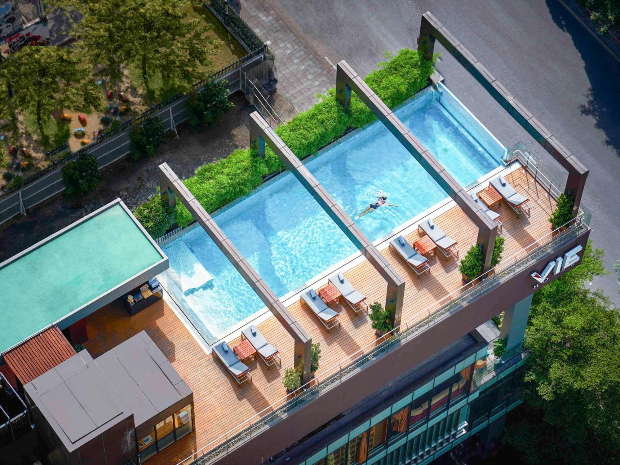 Vie Hotel Bangkok, Mgallery Banguecoque Exterior foto The rooftop pool at the hotel