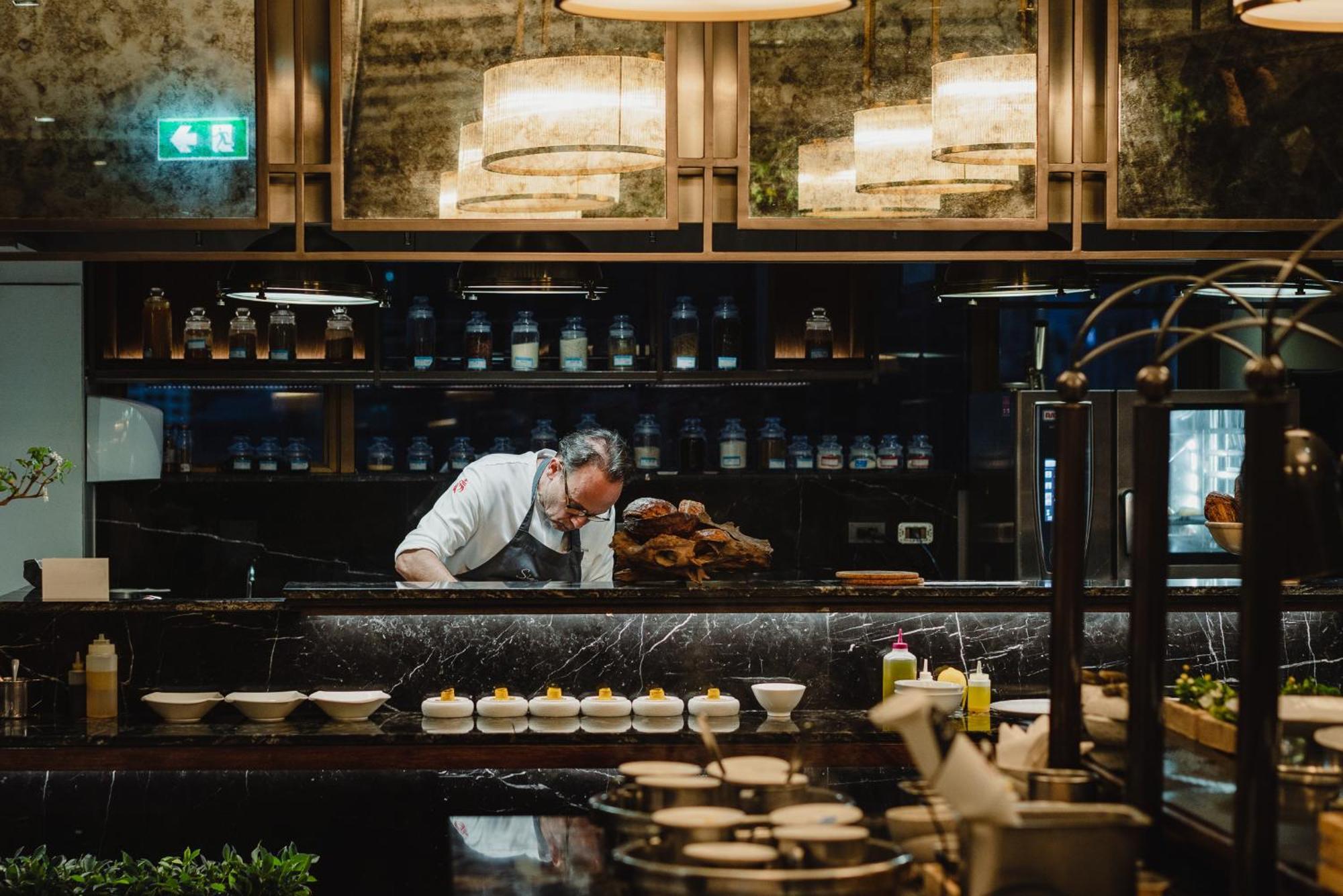 Vie Hotel Bangkok, Mgallery Banguecoque Exterior foto Chef preparing food at the restaurant