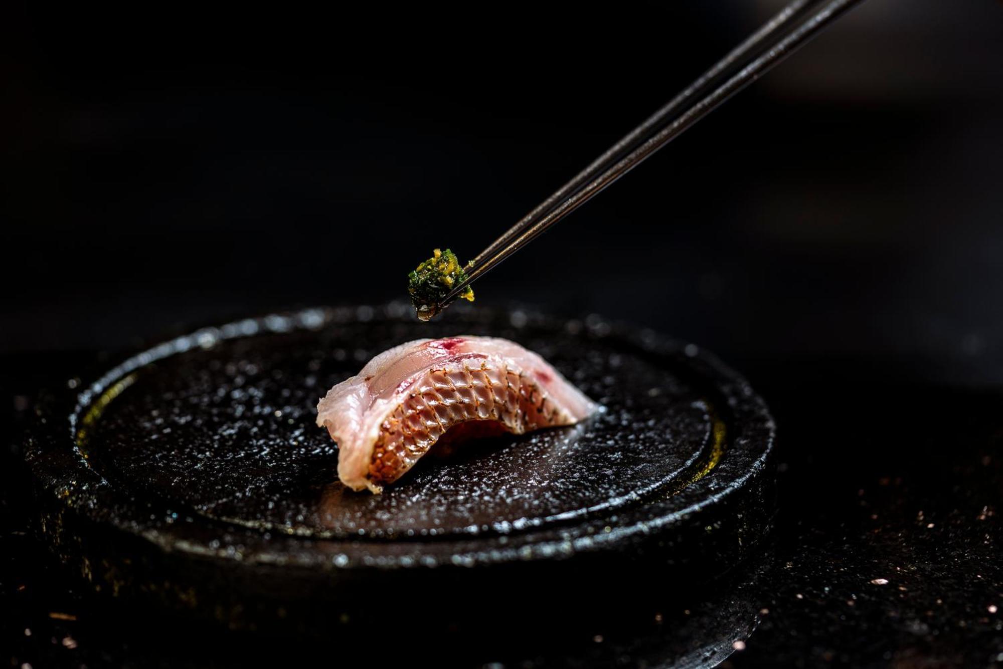 Vie Hotel Bangkok, Mgallery Banguecoque Exterior foto A piece of sushi being seasoned with shichimi tōgarashi