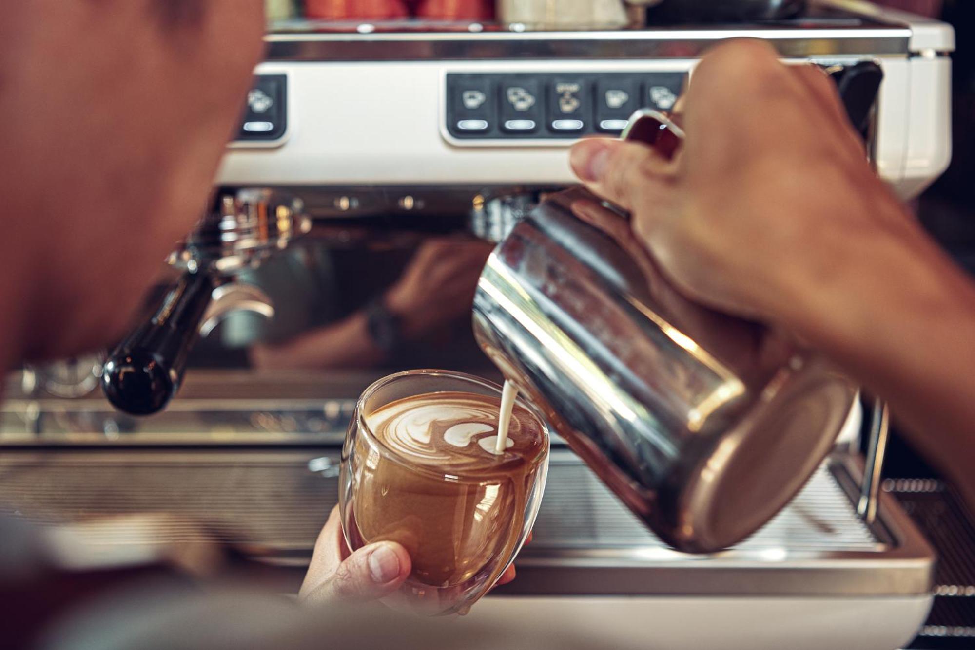 Vie Hotel Bangkok, Mgallery Banguecoque Exterior foto Barista pouring milk into a cappuccino