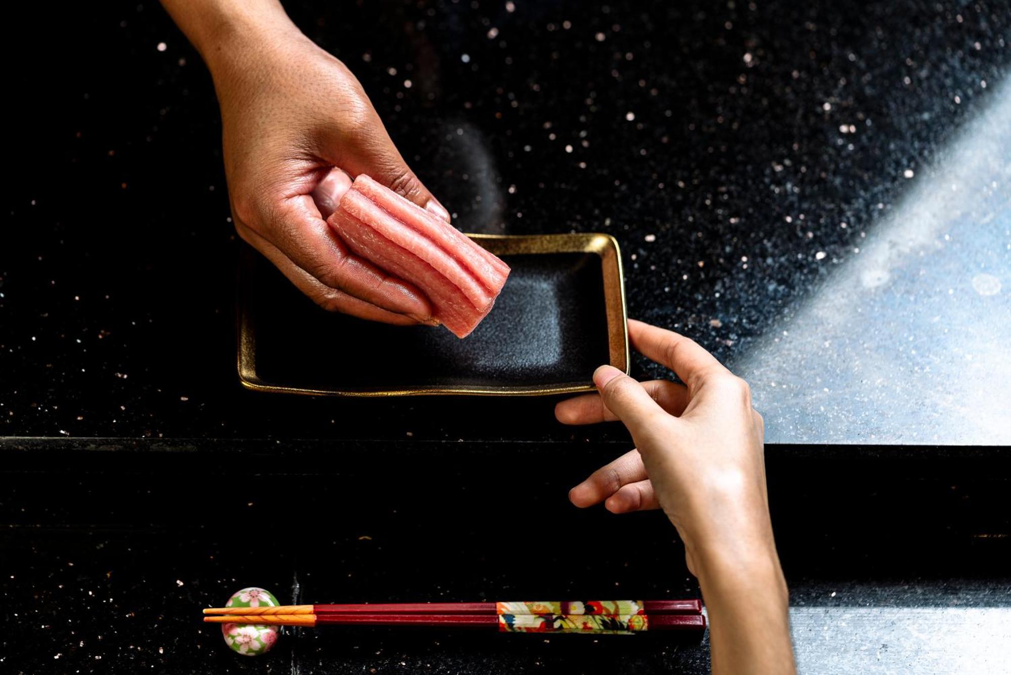 Vie Hotel Bangkok, Mgallery Banguecoque Exterior foto A sushi chef holding a rectangular plate